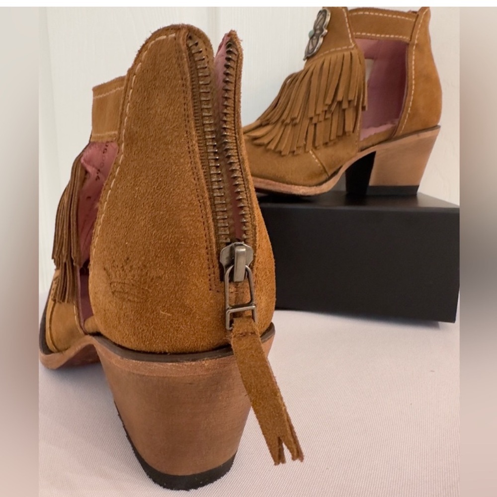 JUNK GYPSY by LANE ~ Fringed Tan Leather Ankle Boots w/Faux Turquoise size 7.5 - Picture 4 of 12